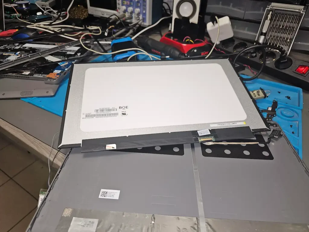 How do you choose a new screen for your laptop?